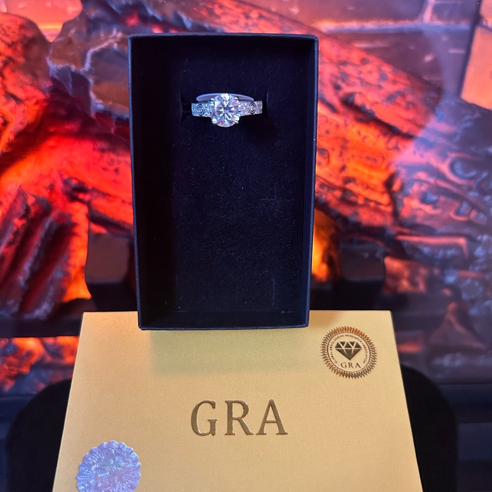 Silver Round-Cut Solitaire Engagement Ring - White